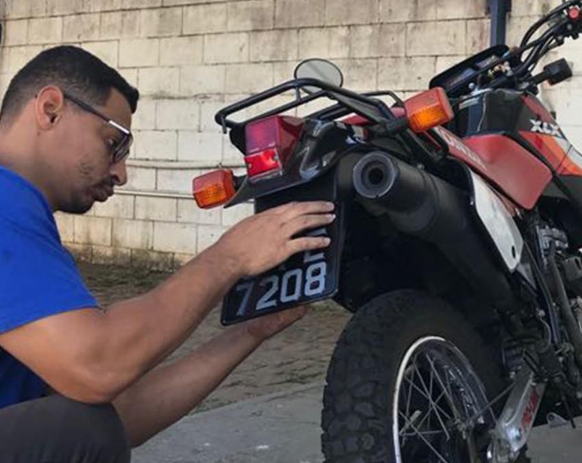 Com o obter placa preta para sua moto