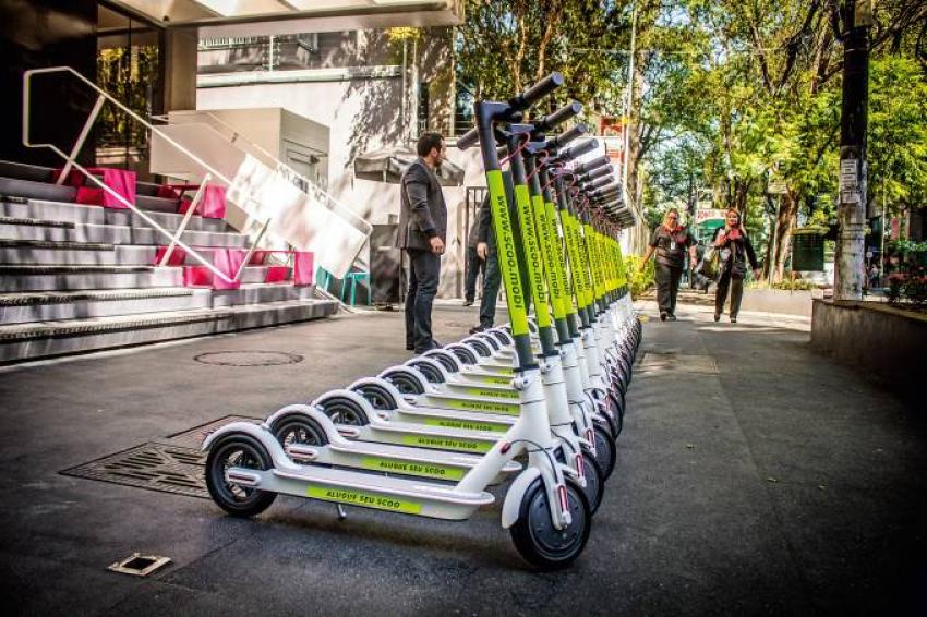 Prefeitura quer restringir patinetes elétricos nas calçadas.