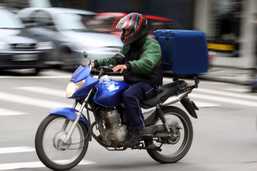 Motoboys descumprem leis de transito e reclamam de pressão dos aplicativos.