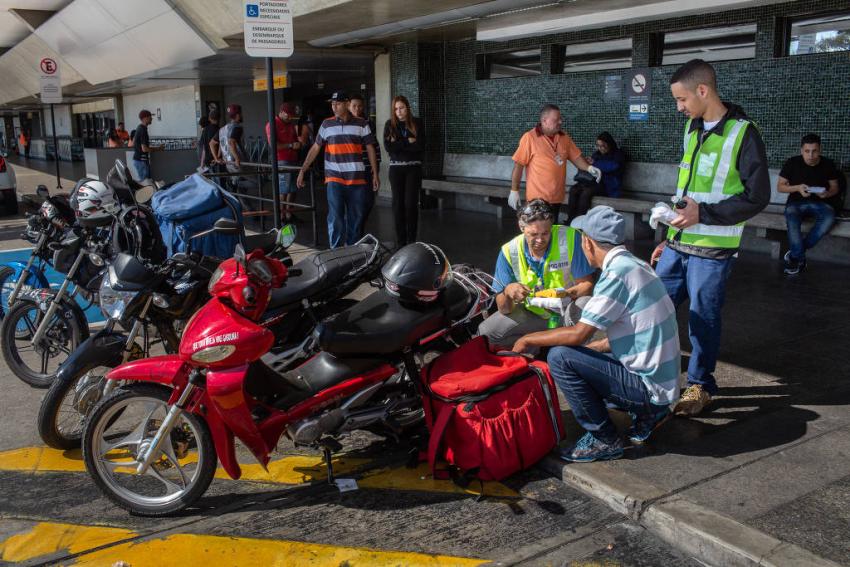 Gestão Covas quer criar regras para entregas por aplicativos.